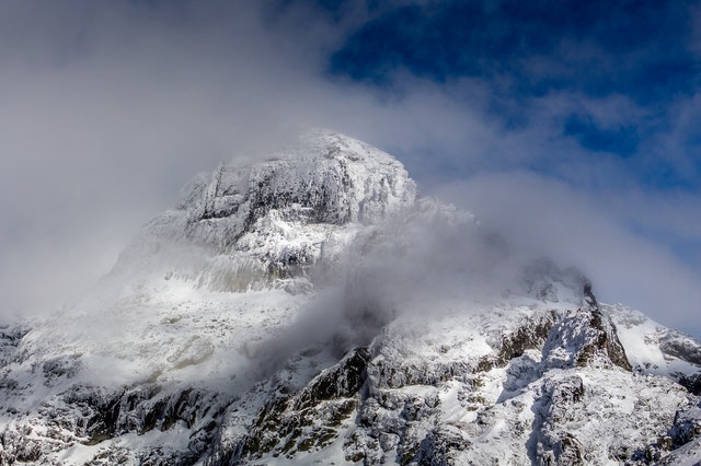 снежен планински връх обвит в облаци Мальовица