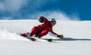 мъж кара ски 