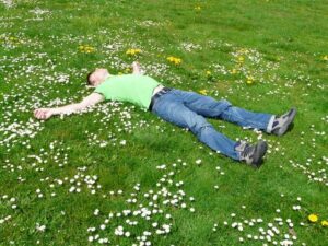 мъж лежи на трева