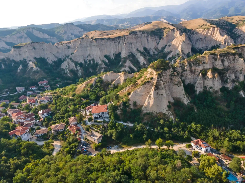 Влахински водопад край Добринище – скритото природно бижу, което трябва да посетите