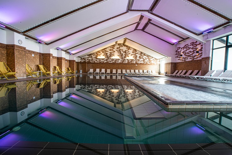 Минералната вода в Добринище: Ползи, температура и защо е идеална след зимата - хотел Ruskovets.com вътрешен минерален басейн в Добринище