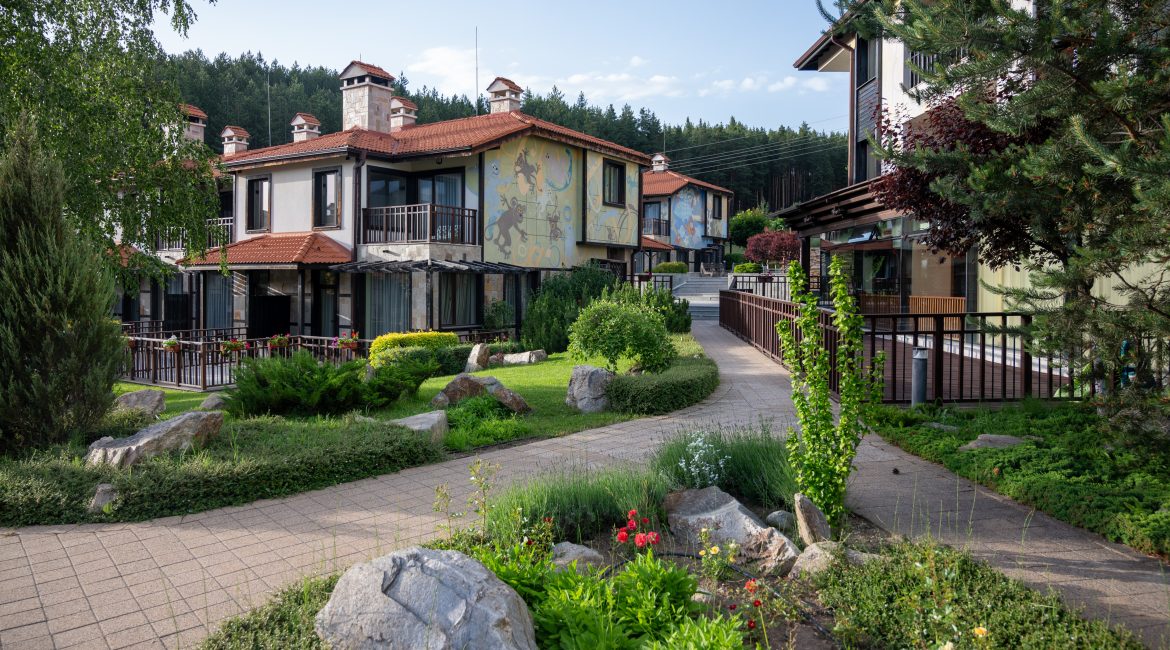 Майски празници в Пирин - хотел Ruskovets.com Ruskovets villas in Pirin with green gardens and mountain view during spring
