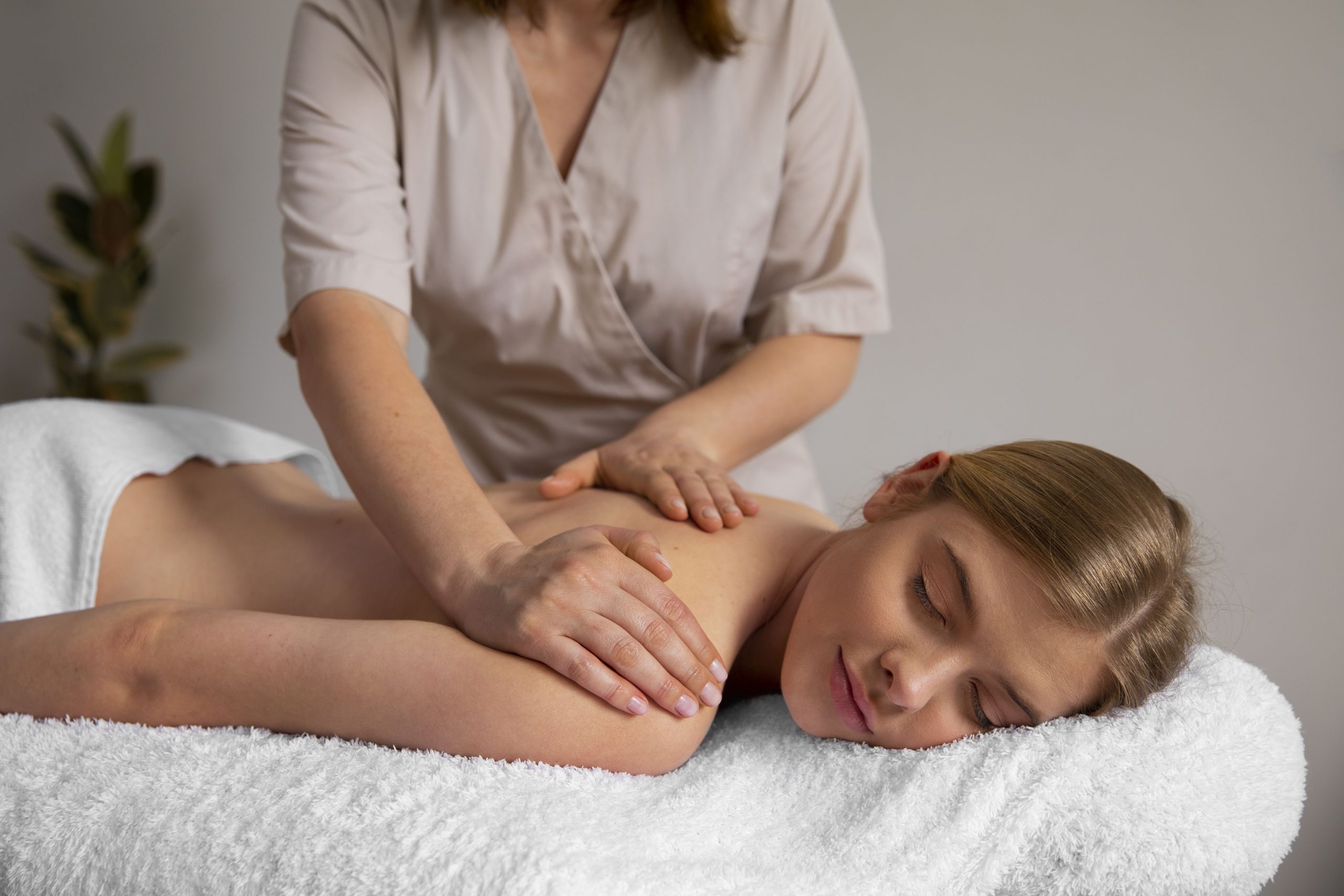 Post-Holiday Detox: 3 SPA Rituals at Ruskovets for Recharging Body and Mind - хотел Ruskovets.com Deep tissue full-body massage