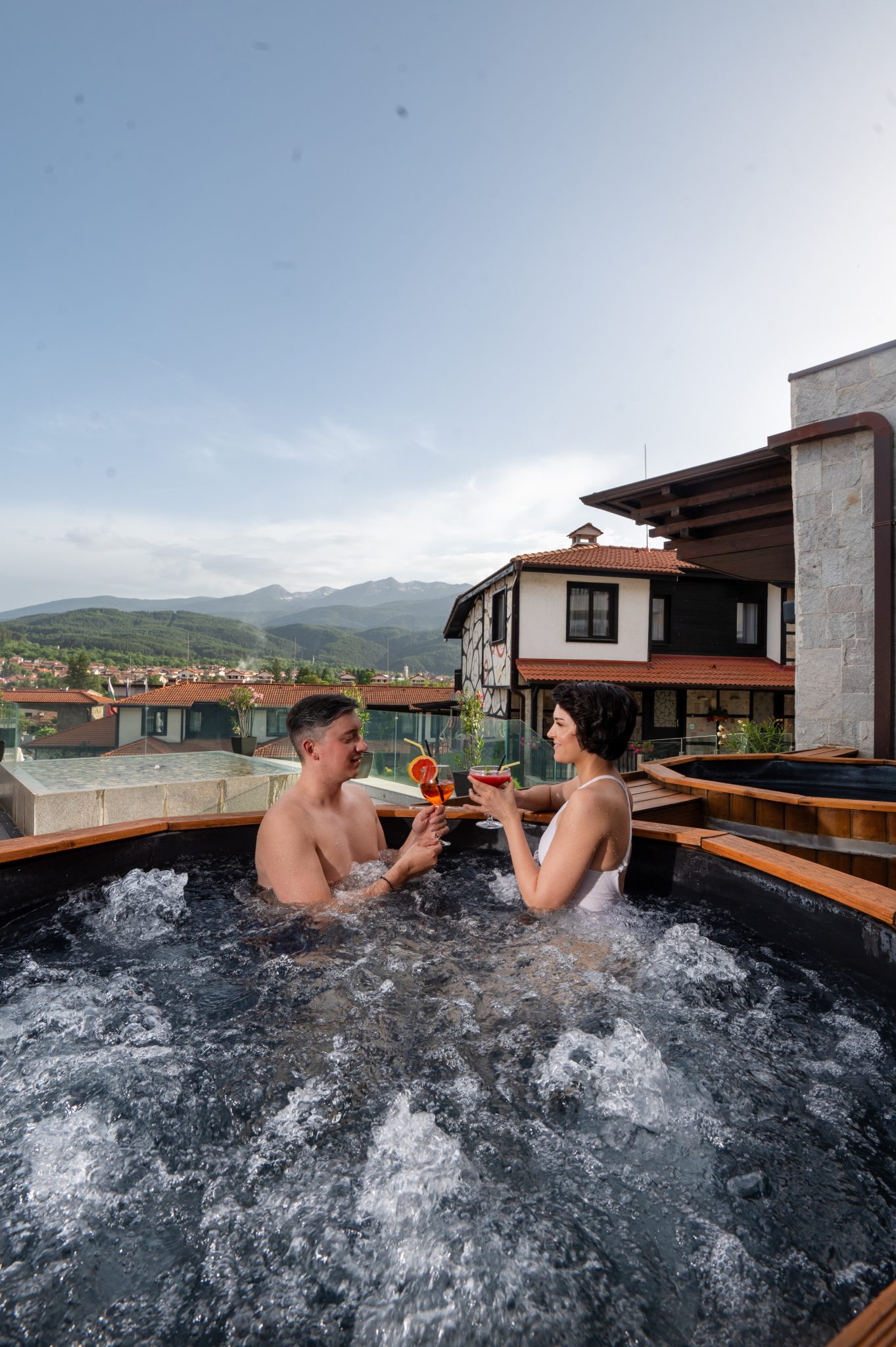 Romantic Jacuzzi Escape – романтичен СПА пакет за двама с джакузи, минерална вода и панорамна гледка към Пирин в Русковец
