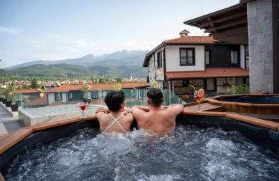 минерален басейн в Добринище с гледка към Пирин