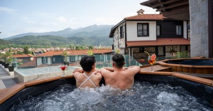 минерален басейн в Добринище с гледка към Пирин