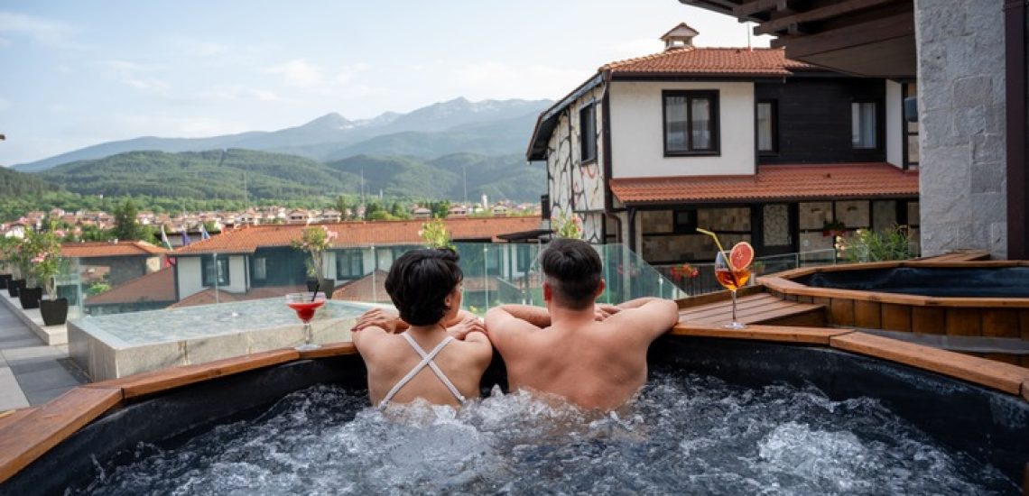 минерален басейн в Добринище с гледка към Пирин